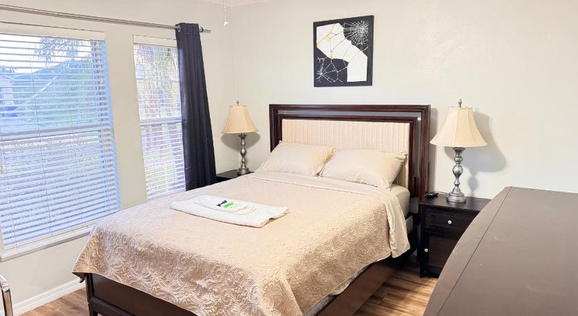 2 private rooms in a quiet neighborhood can book up to 4 people