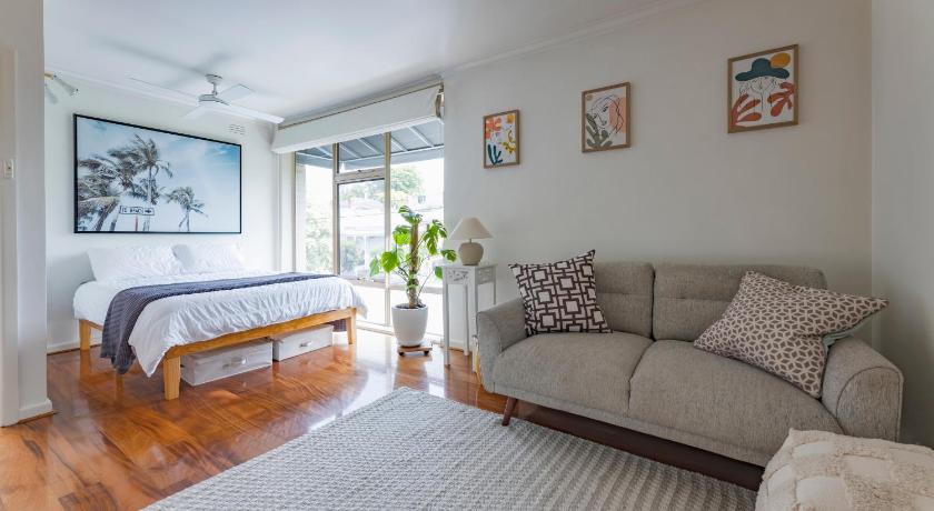 St Kilda Studio Apartment walking distance to the beach