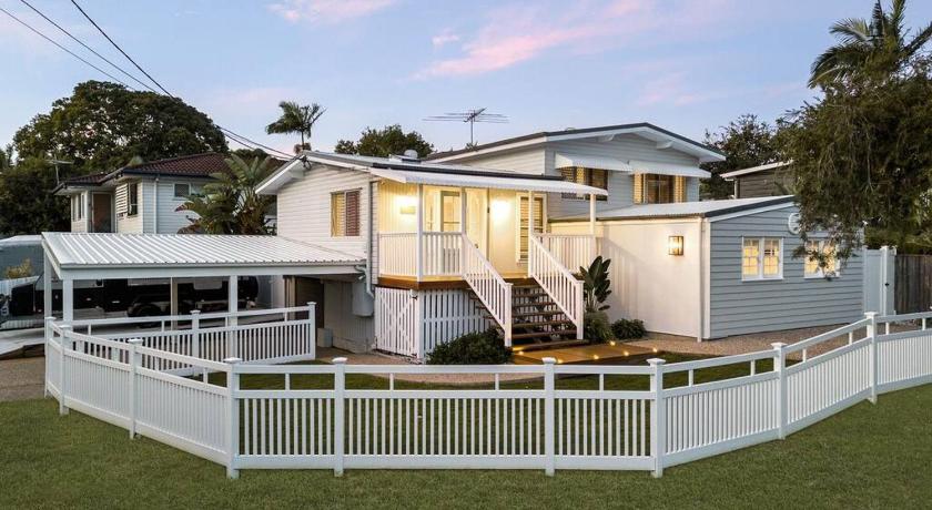 Bridgeport pet-friendly Pool Getaway