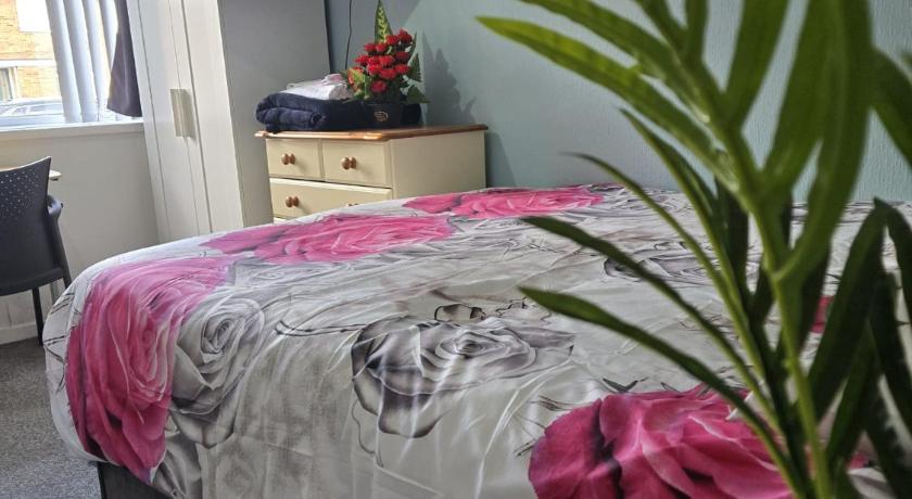 A cosy room with a king-sized bed & Netflix TV