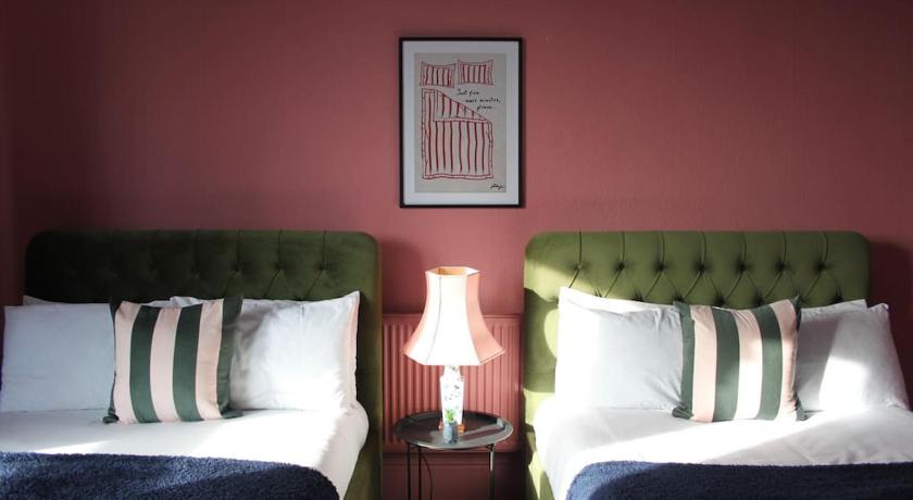 Stylish Digbeth Apartment, Sleeps 12 Opposite Birmingham Coach Station, perfect for large groups con