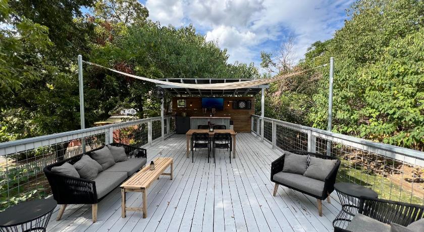 Authentic Austin Pad with Roof-top Deck Bar
