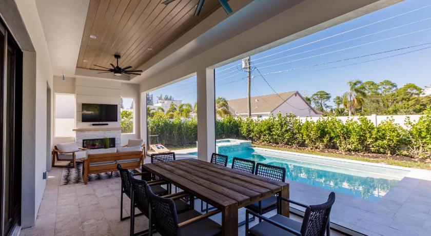 Luxe Coastal Getaway Naples Vanderbilt Beach