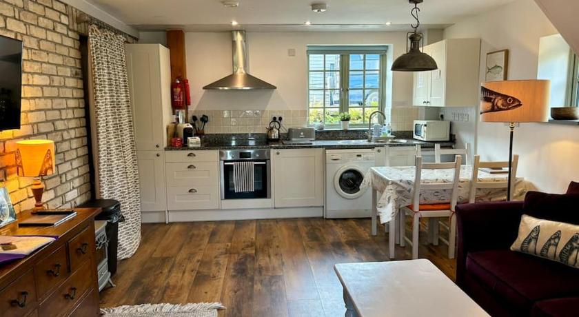 Little Bream - pretty cosy cottage, sea views, walk to the beach