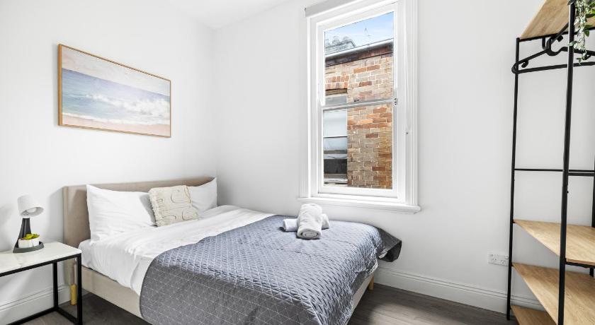 Rustic Double Room - Central Location in Kensington - Shared Bathroom
