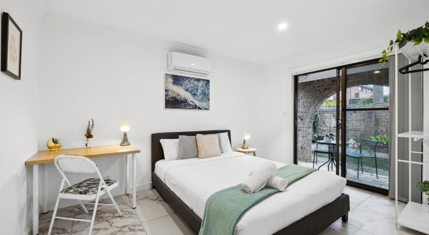 Quaint Double Room - Centrally Located at Glenfield - Shared Bathroom