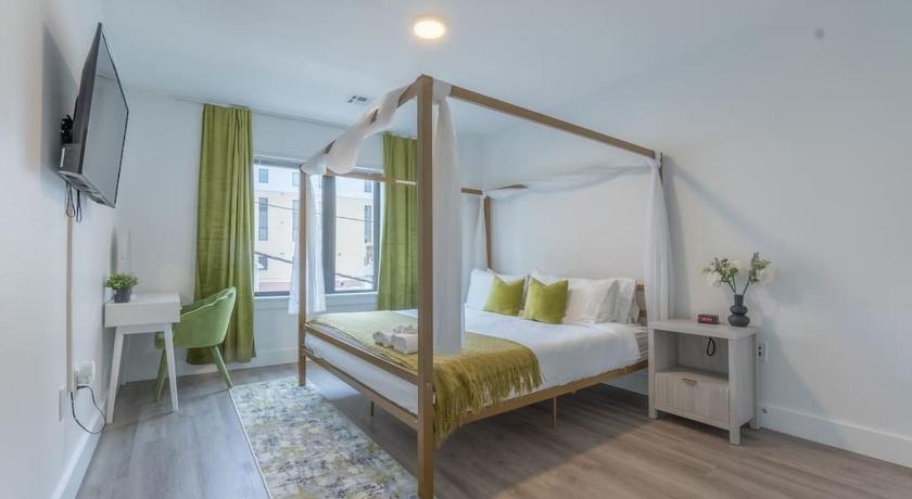 2 bedroom 2 bath Suite, Near American Dream and The Airport, Free Parking, King Bed and 2 Queen Beds