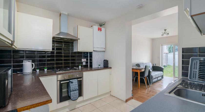 Renee's Place, 9 Guests, 10 mins walk to Becontree Station, Free Parking