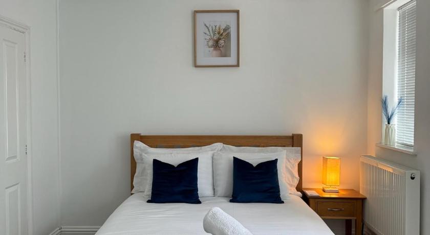 St Helens House Incredible Location with Parking & Garden