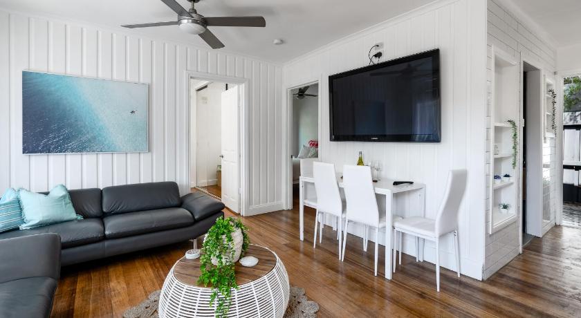 Orton Blue- Beachside getaway for 4, Pets welcome, Aircon, Park and walk to everything!