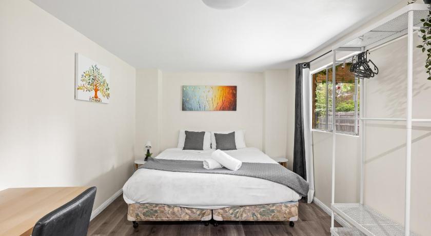 Spacious King Studio Room - Nearby Station & Shops - Located at Carramar