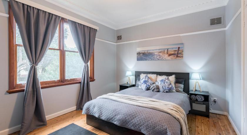 Boutique Double Room in Carramar - Close to Station & Shops - Shared Bathroom