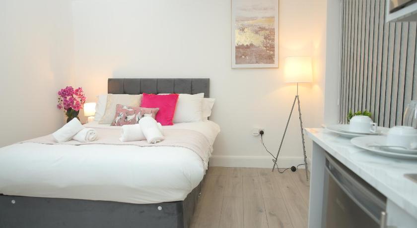 Luxury Private Ensuite and Kitchenette Room Near Luton Airport 4 Min Drive