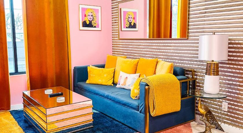 Dolly's Art Deco - Luxe Stay Near Broadway