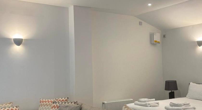 Converted Barn, One Bedroom, Studio Glamping