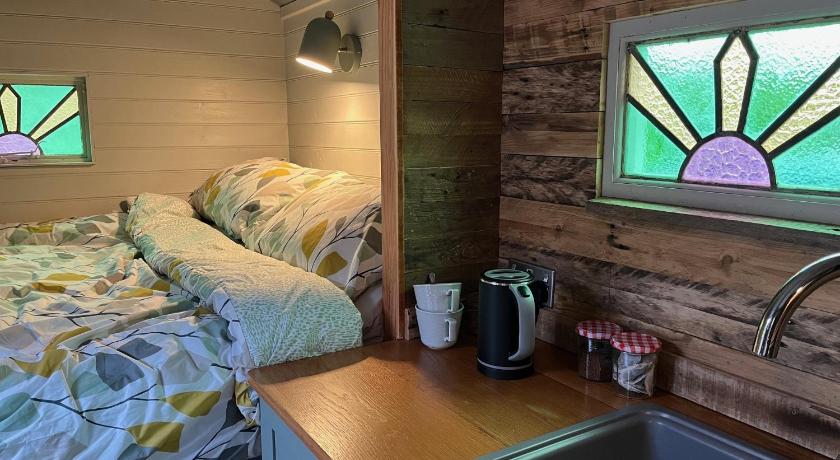 Bowhayes Farm - Camping & Glamping - Shepherd's Hut 'Pippin'