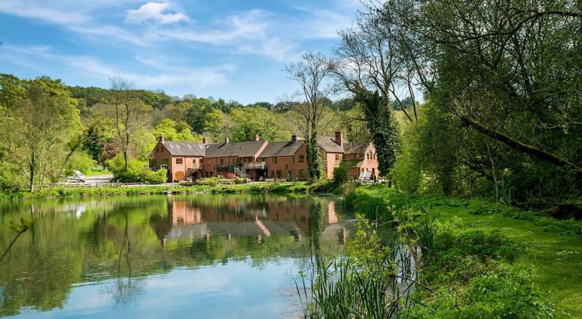 Travel Fox Cottages- Swimming Lake, BBQ Hut, Games Area - Alton Towers