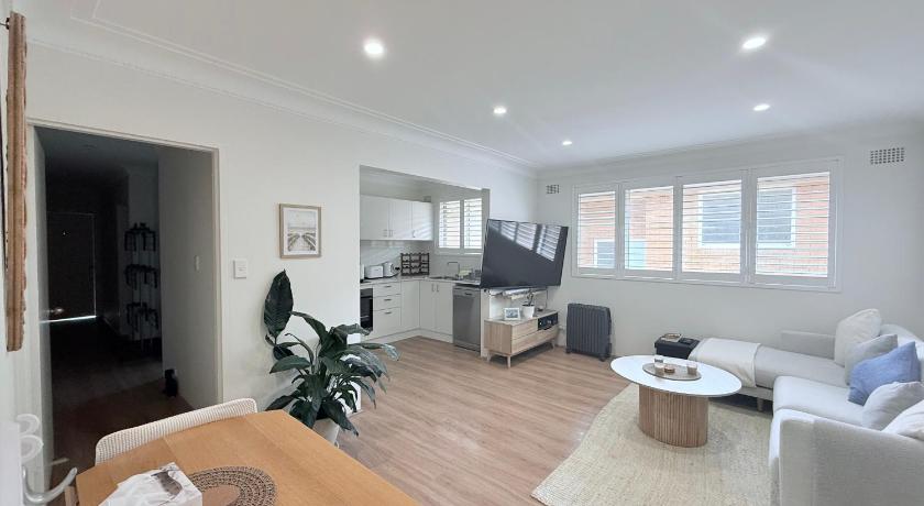 Coogee Sunrise shared Apt with Parking & Work Desk