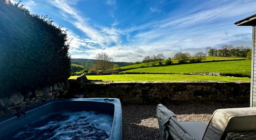 Romantic four poster Cottage private outdoor Hot Tub & Sauna at Harthill Hall plus private daily use