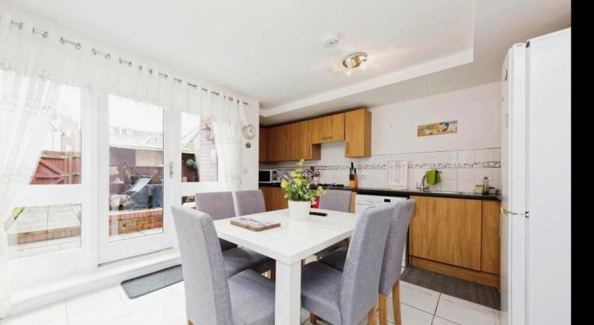 Beautiful Family Town Home With Private Parking