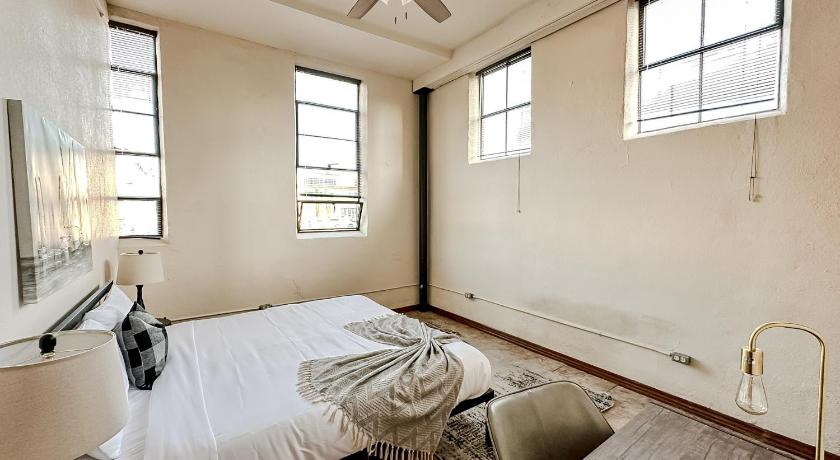 Sleepover 2BD 1BA Condos Downtown Springfield