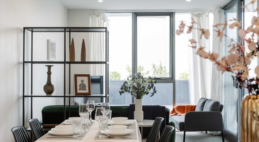 Sunny Blossom Escapes with Free Parking and Pool