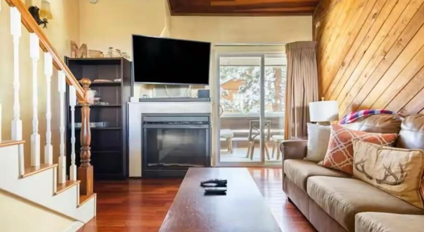 Cozy Condo in Mammoth with 2 parking spots and heated pool!