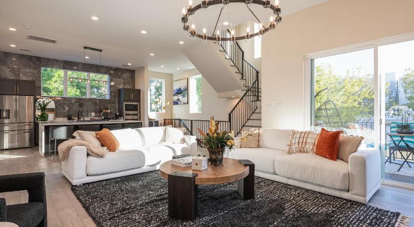 Luxury Houston Home, Spacious & Walkable Location