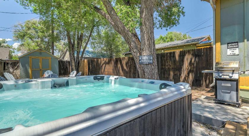 The Vibrant Victorian Hot Tub & Fire Pit in OCC