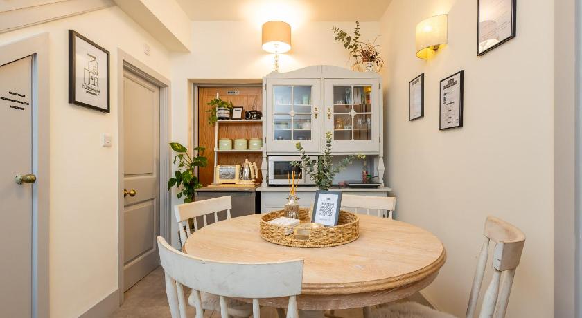 The Little Hideaway - Luxury Two Double En-Suite Bedroom Apartment