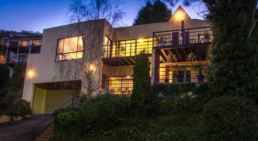 Spacious 6-BR & 3 baths House in Prime Location