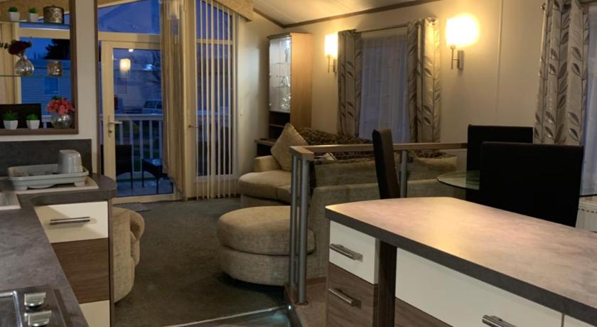 luxury 2 bed lodge sleeps up to 6, free parking, Wi-Fi, E3 Whitehouse leisure park towyn