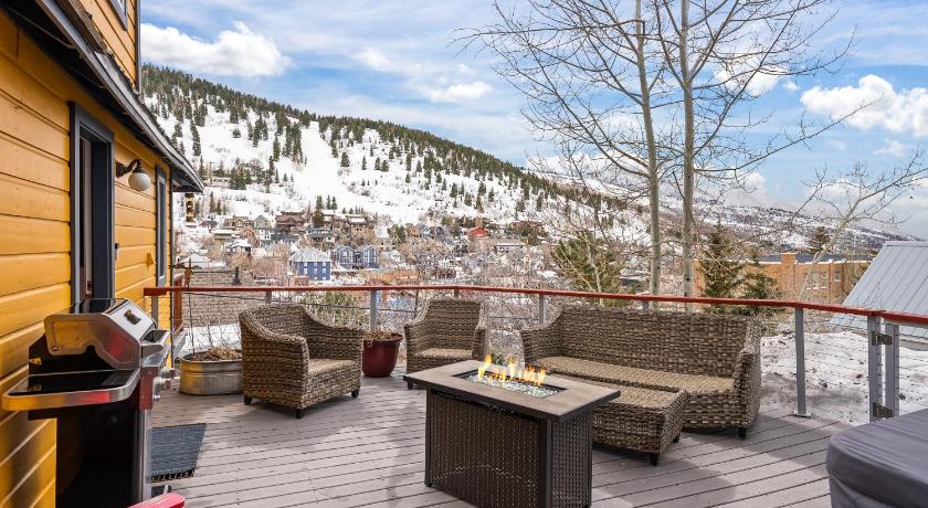 Walk to Main Street, Large beautiful Home, Private Tub, 3BR