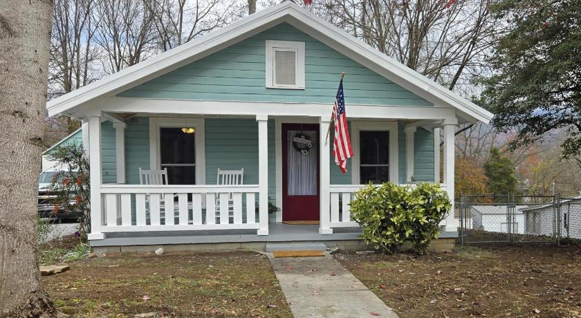 Charming Downtown Bungalow I Explore-Shop-Eat