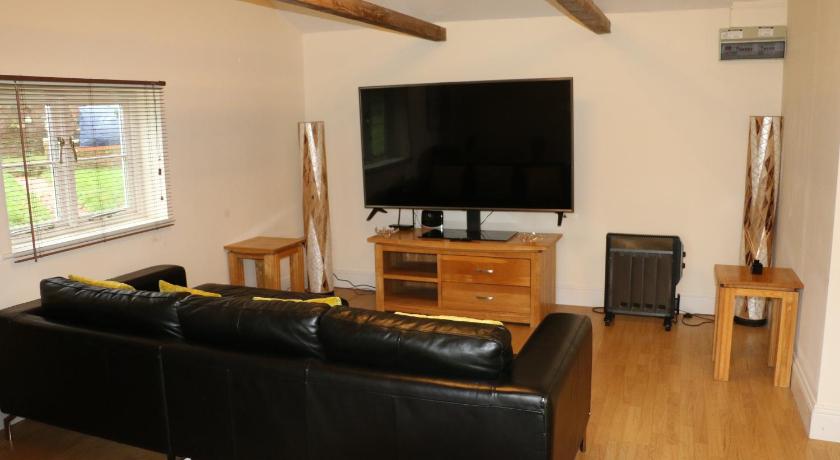 The Lodge - 2 acres of garden with hot tub and fire pit and BBQ