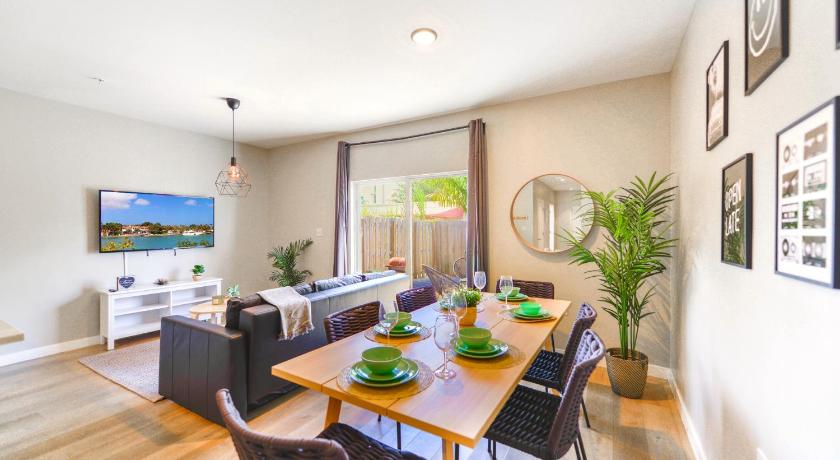 Spacious 3BR Townhouse with Free Parking Included!
