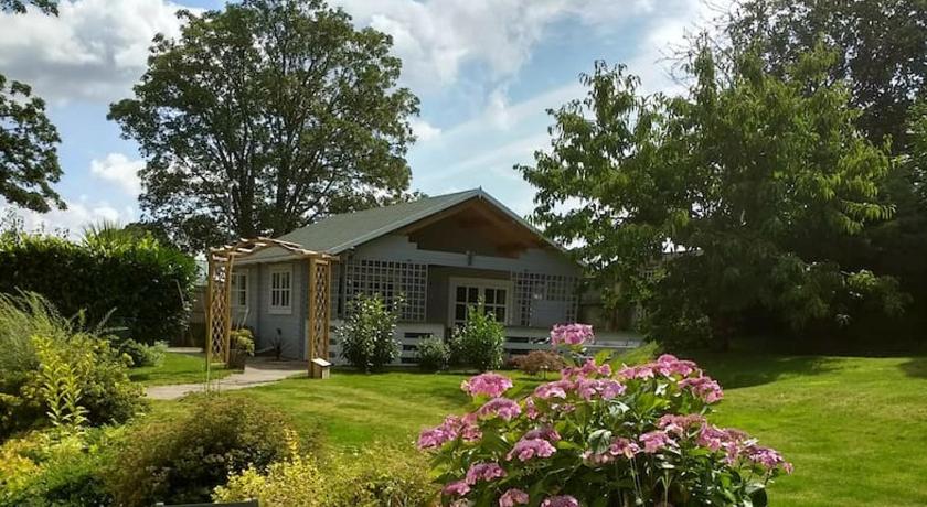 Cosy Log Cabin in Llanfoist village