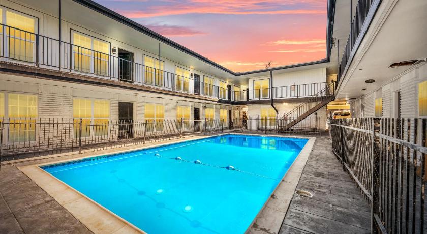 Comfy 2BR in Prime Spot with Free Parking and Pool