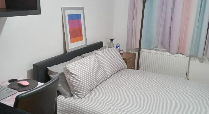 Exclusive Luxurious Double Bedroom in a Beautiful Shared Flat Close to Transit & Grocery Stores