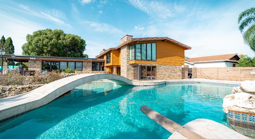 Luxury Lakefront 100,000 Gal Pool Villa - Orlando