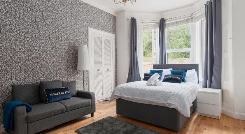 3 bedrooms bungalow, sleeps 6, free parking with garden