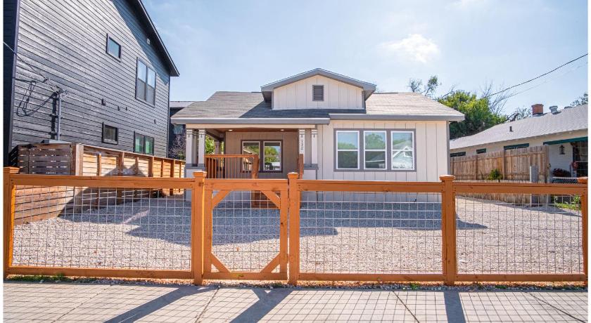 Perfect Spot to Relax 4BR3BA Near DTown Hemisfair