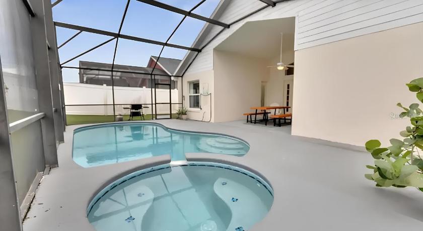 Luxury 4-Bedroom Home with Private Pool, Jacuzzi, AC, Wi-Fi, Cable TV, 5 Minutes from Disney
