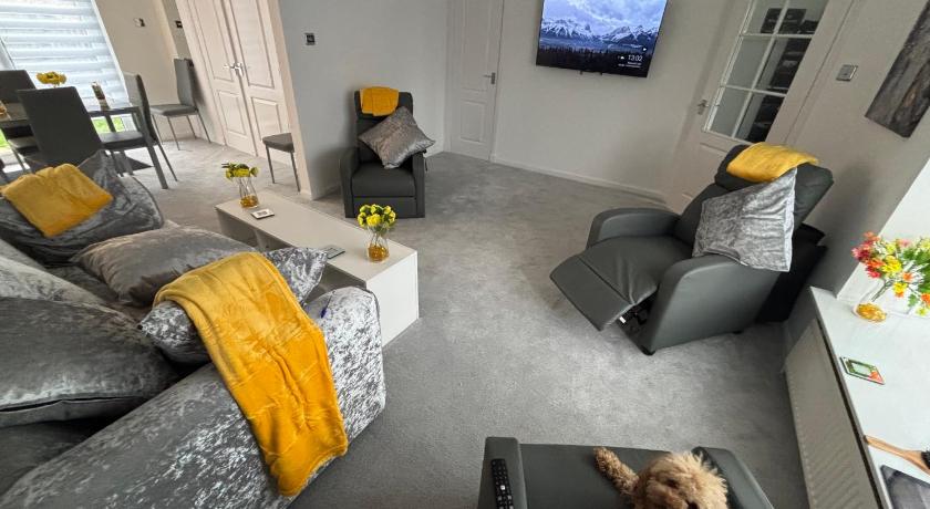 No 10, Ayr, 130m2, New Decor December 2024, All new entire 3 bedroom garden house