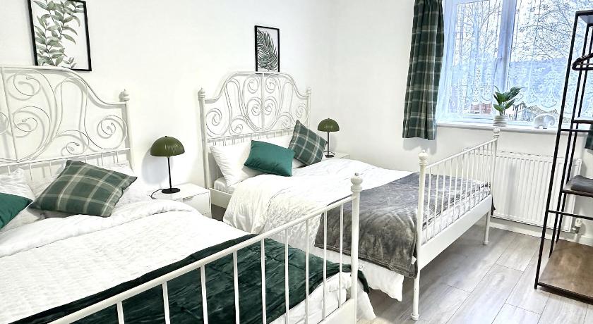 4B4B Entire House Sleeps 11 Driveway Parking near Coventry University and City Centre