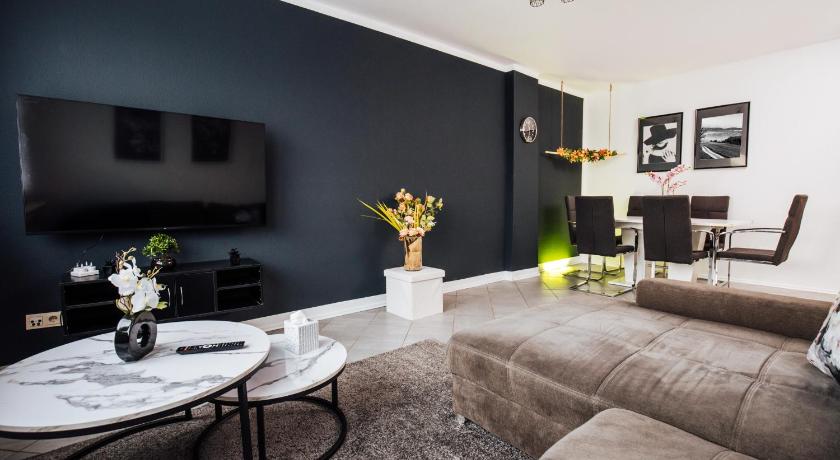 bold & black - balcony - Netflix - Wifi - 5 Person