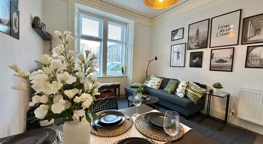 Bright and spacious apartment near Glasgow