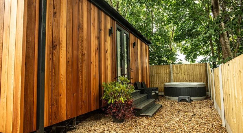 Dinas Lodge with private hot tub