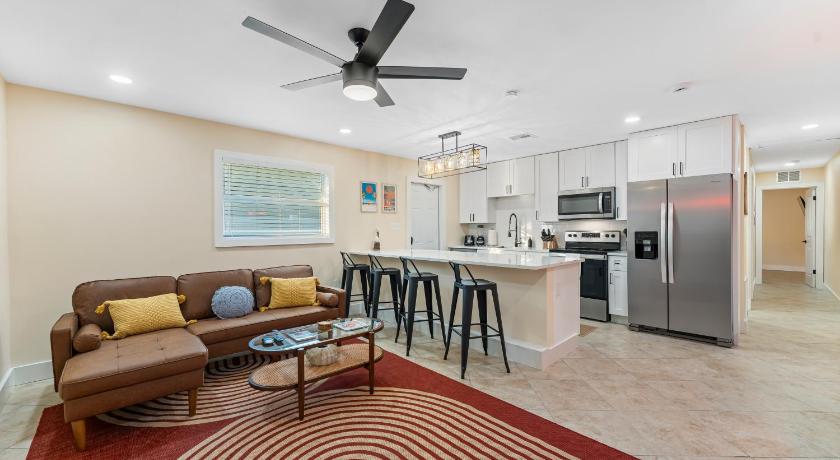 The Shark Tank Cocoa Beach - Retro Florida, Downtown, 5-Min Walk to Beach, Shops & Bars