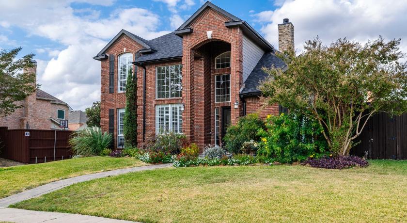 Urban Oasis in Plano 5BD & Heated Pool